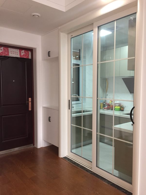 廚房門裝這個顏色，潔凈澄澈心靈